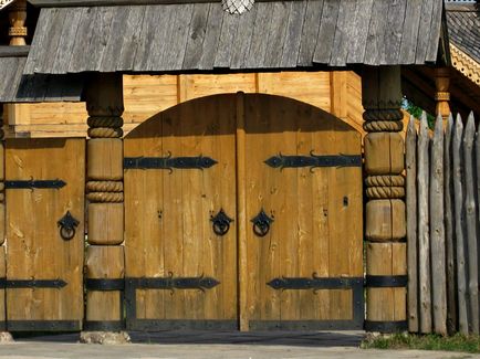 Ворота і паркани в російській стилі