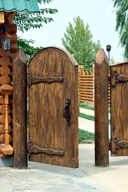 Ворота і паркани в російській стилі