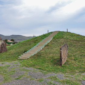 Khakassia - vizitarea obiectivelor turistice ale muzeului de artă rock din Poltakov și ulug hurtui