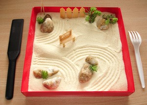Grădina japoneză de pietre cu mâinile lor