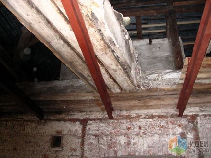 Cseréje fapadlók a monolitikus egy régi házban, Moszkva, rekonstrukció válogatás nélkül