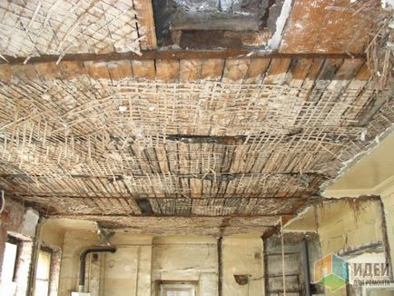Cseréje fapadlók a monolitikus egy régi házban, Moszkva, rekonstrukció válogatás nélkül