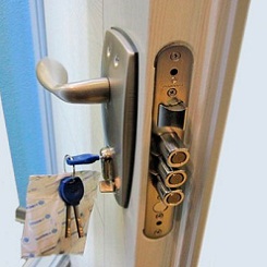 Încuietorează înlocuirea și repararea pandanților ușii pandora, schimbați cheile de blocare și de blocare de pe ușa din față