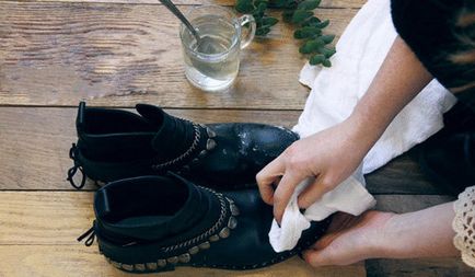 5 Способів очистити взуття від солі