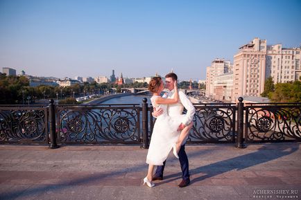 7 Мостів - весільна традиція, фото молодят з друзями, опис від нареченої