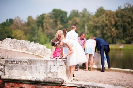 7 Bridges - esküvői hagyomány, az ifjú fényképeit barátaival, egy leírást a menyasszony