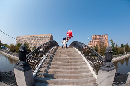 7 Мостів - весільна традиція, фото молодят з друзями, опис від нареченої