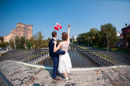 7 Мостів - весільна традиція, фото молодят з друзями, опис від нареченої