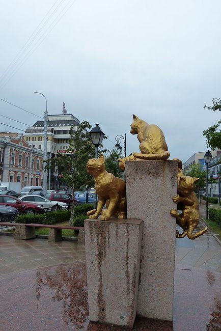 Aleea pisicilor din Tyumen, sculptura de clovni din Tyumen