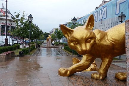 Aleea pisicilor din Tyumen, sculptura de clovni din Tyumen