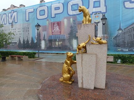 Aleea pisicilor din Tyumen, sculptura de clovni din Tyumen