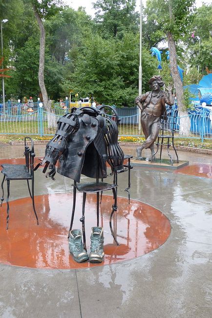 Aleea pisicilor din Tyumen, sculptura de clovni din Tyumen