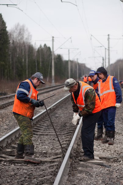 А ви уявляєте, як змінюють рейки і шпали на залізниці