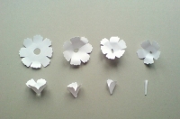 Floare albă de hârtie cu mâinile proprii