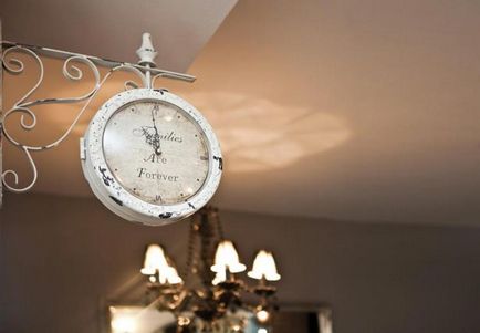 Годинники настінні та підлогові, великі і маленькі оригінальні рішення для дизайну вітальні
