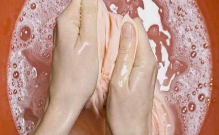 Cum și cum să spălați sângele de la haine și lenjerie de acasă, modalități de spălare a mâinilor sau înăuntru