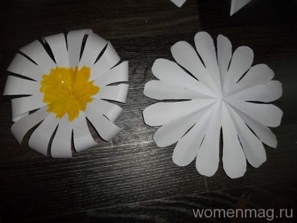 Flori de pe o hârtie groasă cu mâinile lor