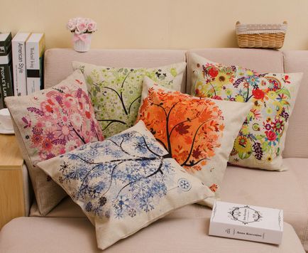 Декор диванних подушок квітами