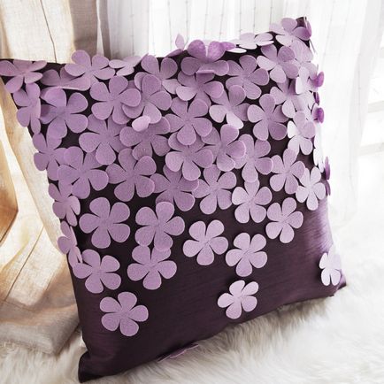 Декор диванних подушок квітами