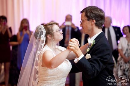 O fată cu sindromul Down se căsătorește, nu