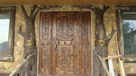 Ușile sub vechile căi de vârstă artificială a lemnului, a ușilor casei
