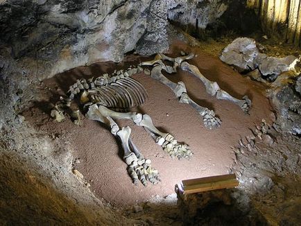 Emine-Bair-Khosar (Mammoth Cave) - egy kincslelet Crimea (Emine Bair hosar) Emine-Bair-Khosar (Mammoth Cave) - egy kincslelet Krím