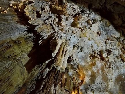Emine-Bair-Khosar (Mammoth Cave) - egy kincslelet Crimea (barlang) Emine-Bair-Khosar (Mammoth Cave) - egy kincslelet Krím