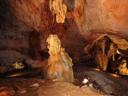 Emine-Bair-Khosar (Mammoth Cave) - egy kincslelet Crimea (Emine Bair hosar) Emine-Bair-Khosar (Mammoth Cave) - egy kincslelet Krím