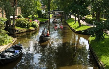 Giethoorn (Giethoorn) - a falu nincs utak Hollandiában, hogyan lehet eljutni fotók, ahol maradni