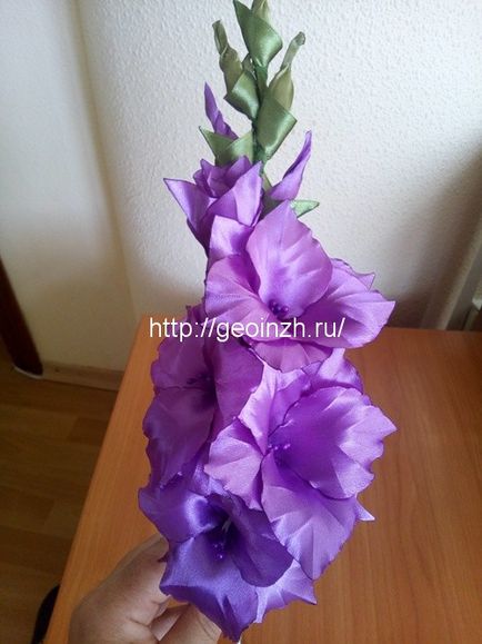 Gladiolus dintr-o panglică de satin cu propriile sale mâini