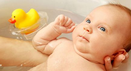 Cum să scalați un nou-născut într-o baie - instrucțiunea cu video