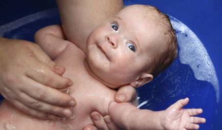 Cum să scalați un nou-născut într-o baie - instrucțiunea cu video