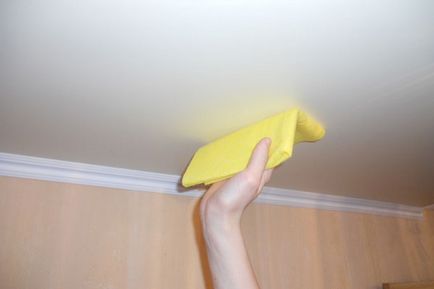 Cum să spălați plafoanele mată și lucioase la domiciliu