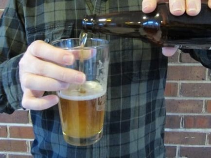 Cum se toarnă berea în mod corespunzător din butoaie, cutii, sticle