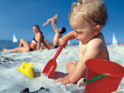 Як правильно організувати відпочинок з маленькою дитиною на море