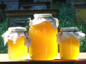 Cum se topește mierea într-un borcan de sticlă