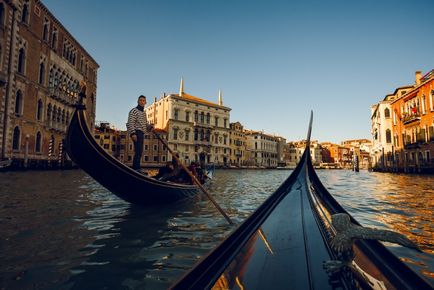 Hogy velencei gondolák - könyvtár turisták