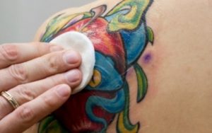 Як доглядати за татуюванням у перші дні