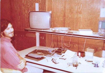 Ceea ce semăna cu primul birou de calculator pentru Apple în anii '70, istoria mereului