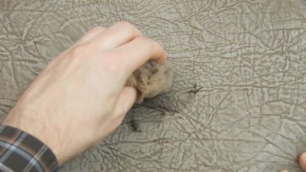 Cum să îndepărtați o pată veche de pe un stilou cu tijă de piele