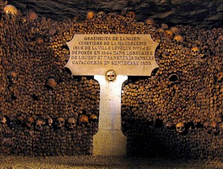 Catacombele din Paris, fotografii din care se înfuleșează găurile