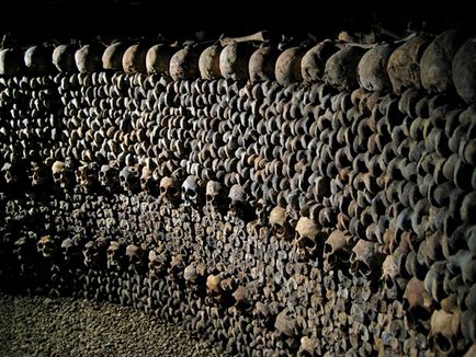 Catacombele din Paris, fotografii din care se înfuleșează găurile