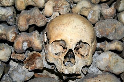 Catacombele din Paris, fotografii din care se înfuleșează găurile