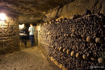 Catacombele din Paris, fotografii din care se înfuleșează găurile