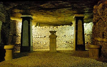 Catacombele din Paris, fotografii din care se înfuleșează găurile