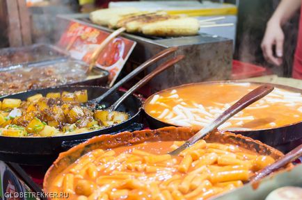 Китайська вулична їжа на вулиці Ванфуцзін і ринку дунхуамень