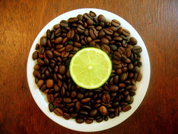 Cafeaua cu lamaie este cel mai bun tonic (3 rețete)