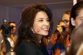 Gyönyörű pillanat fotósok, akik lőni divatbemutatók (nyomaték) Gyönyörű pillanat fotósok, akik lőni divatbemutatók