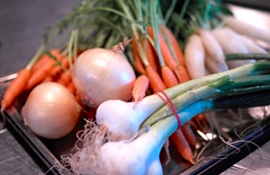 Csirke sült hagymával és zöldségek - Fotó-lépésre főzés receptek