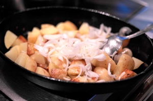 Csirke sült hagymával és zöldségek - Fotó-lépésre főzés receptek